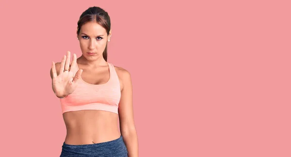 Joven Mujer Hispana Hermosa Usando Ropa Deportiva Haciendo Dejar Cantar —  Fotos de Stock