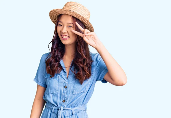 Νεαρή Όμορφη Κινέζα Κοπέλα Φοράει Καλοκαιρινό Καπέλο Κάνει Σύμβολο Ειρήνης — Φωτογραφία Αρχείου