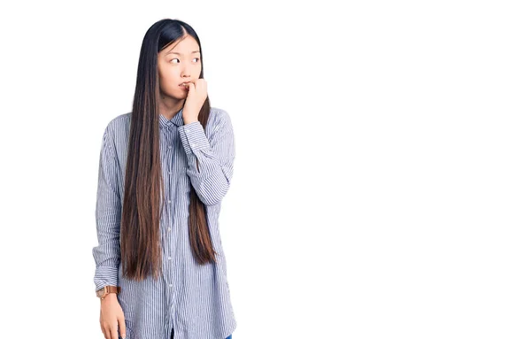 Молодая Красивая Китаянка Повседневной Рубашке Выглядит Напряженной Нервной Руками Губах — стоковое фото