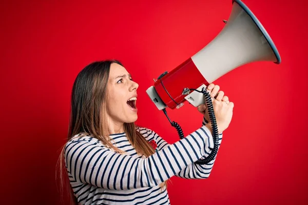 Jovem Caucasiana Gritando Protesto Através Megafone Gritando Animado Ludspeaker Falando — Fotografia de Stock