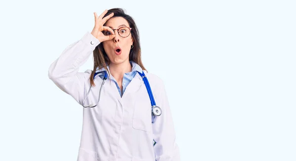 Ung Vacker Kvinna Bär Läkare Stetoskop Och Glasögon Gör Gest — Stockfoto