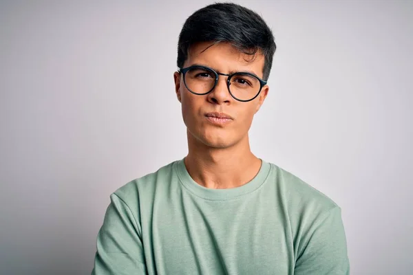 Ung Stilig Man Bär Casual Shirt Och Glasögon Över Isolerade — Stockfoto