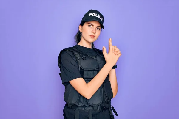 Jovem Mulher Policial Vestindo Uniforme Colete Prova Balas Segurança Sobre — Fotografia de Stock