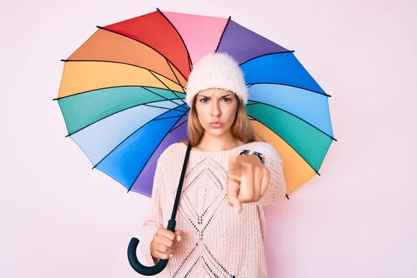 Ung Brunett Kvinna Färgglada Paraply Pekar Med Fingret Kameran Och — Stockfoto