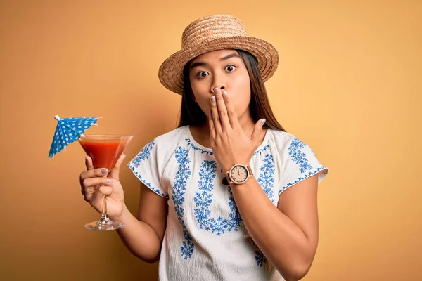 Joven Chica Asiática Vacaciones Con Sombrero Verano Beber Cóctel Sobre —  Fotos de Stock