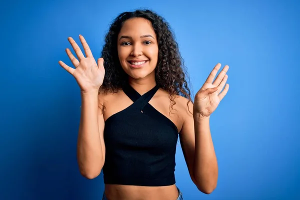 Joven Hermosa Mujer Con Pelo Rizado Con Camiseta Casual Pie —  Fotos de Stock