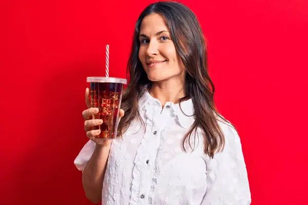 Krásná Brunetka Žena Pití Cola Občerstvení Nápoj Pomocí Slámy Přes — Stock fotografie