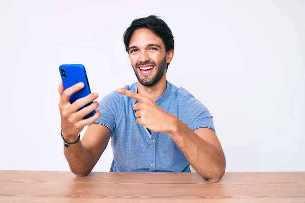 Bello Ispanico Uomo Utilizzando Smartphone Seduto Sul Tavolo Sorridente Felice — Foto Stock