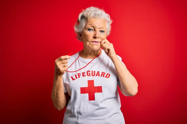 Seniorin Schöne Grauhaarige Rettungsschwimmerin Trägt Shirt Mit Rotem Kreuz Mit — Stockfoto