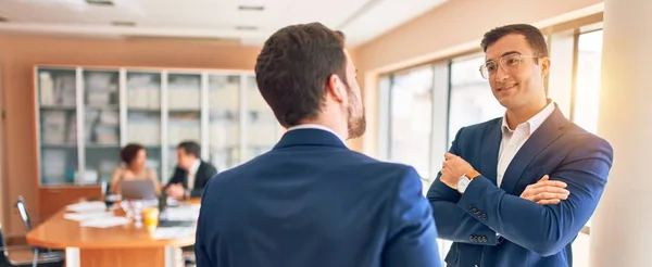 Mitarbeiter Von Wirtschaftsanwälten Treffen Sich Der Kanzlei Professionelle Führungskräfte Arbeiten — Stockfoto