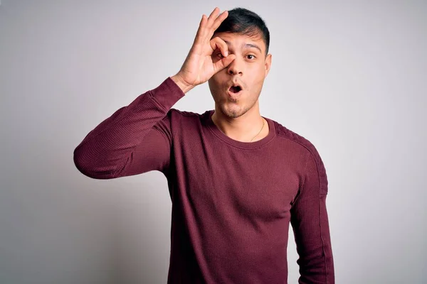 Junger Gutaussehender Hispanischer Mann Lässigem Hemd Der Vor Weißem Isoliertem — Stockfoto