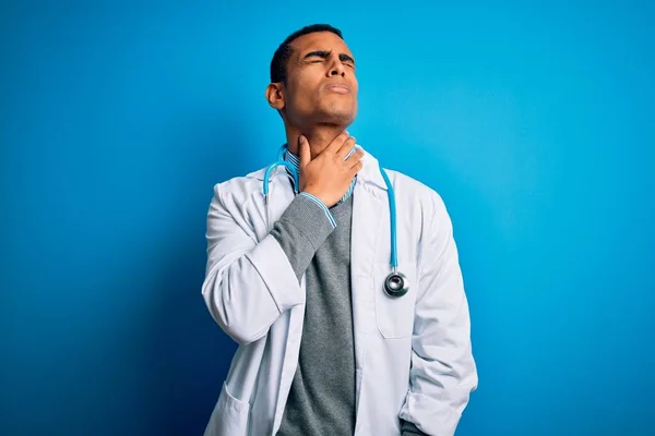 Guapo Afroamericano Doctor Hombre Usando Abrigo Estetoscopio Sobre Fondo Azul — Foto de Stock