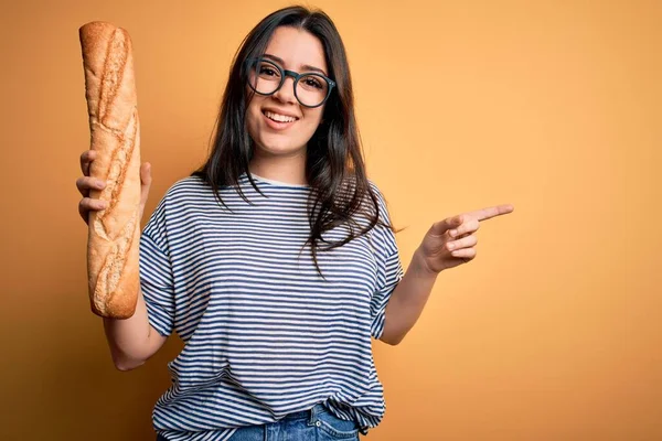 Jong Brunette Vrouw Holding Zelfgemaakt Vers Brood Baguette Gele Achtergrond — Stockfoto