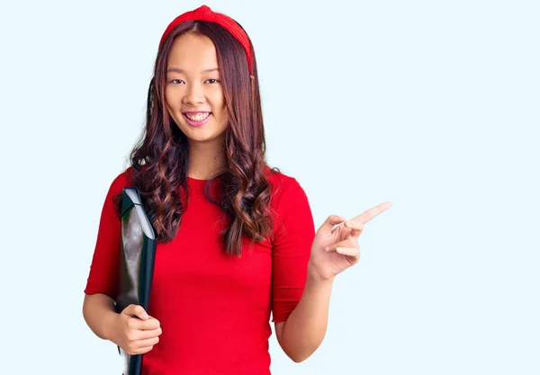 Young Beautiful Chinese Girl Wearing Student Folder Smiling Happy Pointing — ストック写真