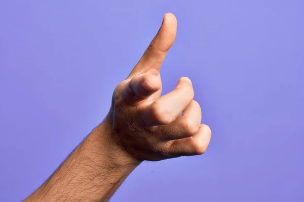 Mão Jovem Caucasiano Mostrando Dedos Sobre Fundo Roxo Isolado Apontando — Fotografia de Stock