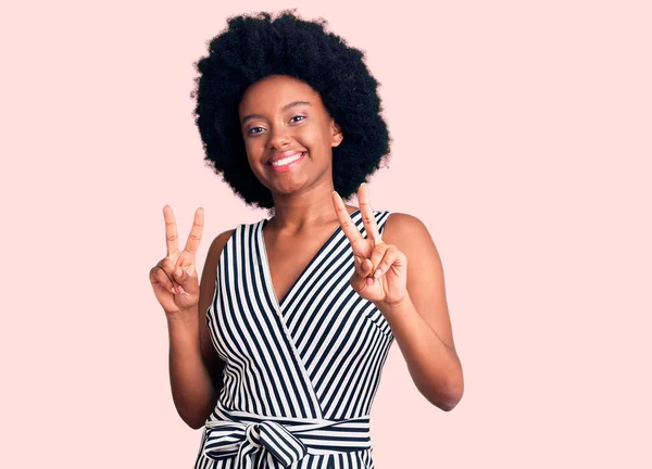 Junge Afrikanisch Amerikanische Frau Lässiger Kleidung Lächelt Die Kamera Und — Stockfoto