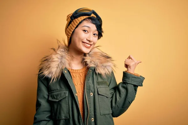 Όμορφη Ασιατική Σκιέρ Κορίτσι Φορώντας Αθλητικά Ρούχα Χιονιού Χρησιμοποιώντας Γυαλιά — Φωτογραφία Αρχείου
