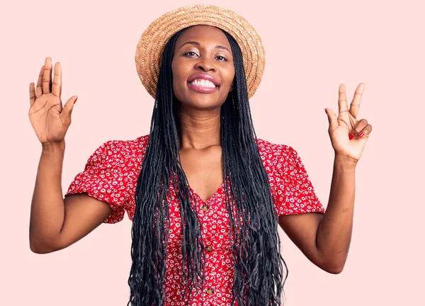 Genç Afro Amerikalı Kadın Yaz Şapkası Takıyor Numaralı Parmaklarıyla Işaret — Stok fotoğraf