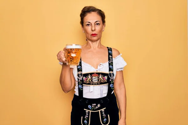 Middelbare Leeftijd Brunette Vrouw Dragen Duits Traditionele Oktoberfest Jurk Drinken — Stockfoto