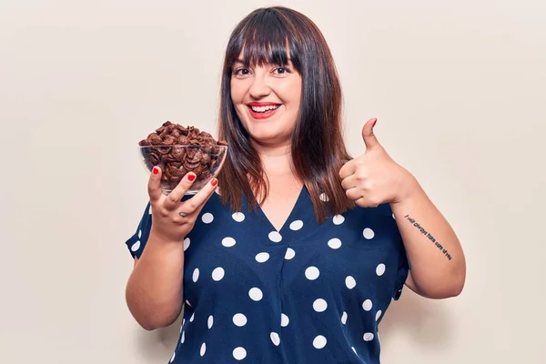 Joven Más Tamaño Mujer Sosteniendo Cereales Chocolate Sonriendo Feliz Positivo —  Fotos de Stock