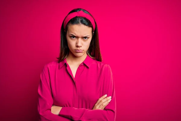 Jong Mooi Brunette Meisje Dragen Casual Shirt Staan Geïsoleerde Roze — Stockfoto