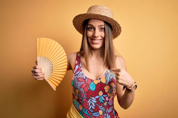 Jovem Mulher Loira Bonita Vestindo Maiô Chapéu Verão Segurando Ventilador — Fotografia de Stock