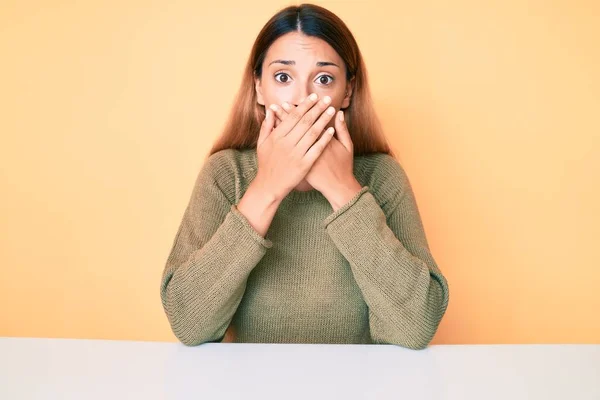 Jonge Brunette Vrouw Casual Kleding Zittend Tafel Geschokt Bedekken Mond — Stockfoto