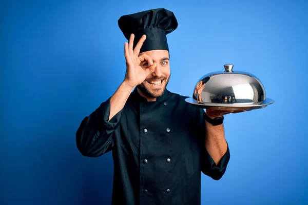 Joven Cocinero Con Barba Con Bandeja Sujeción Uniforme Con Cúpula — Foto de Stock