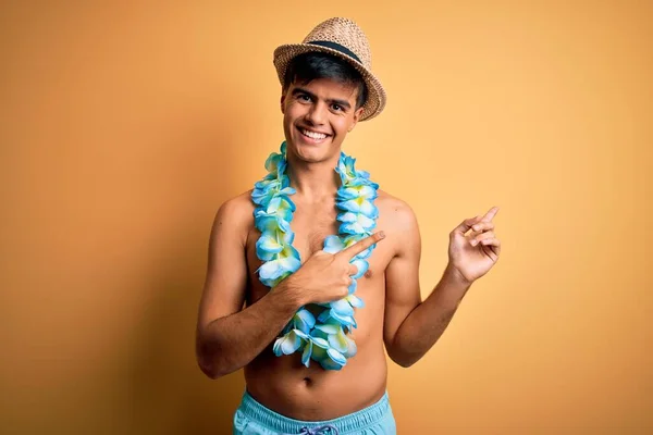 Jonge Knappe Toerist Vakantie Met Zwemkleding Hawaiiaanse Lei Bloemen Lachend — Stockfoto