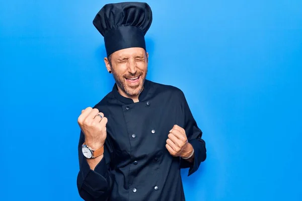 Joven Hombre Guapo Con Uniforme Cocina Celebrando Sorprendido Sorprendido Por — Foto de Stock