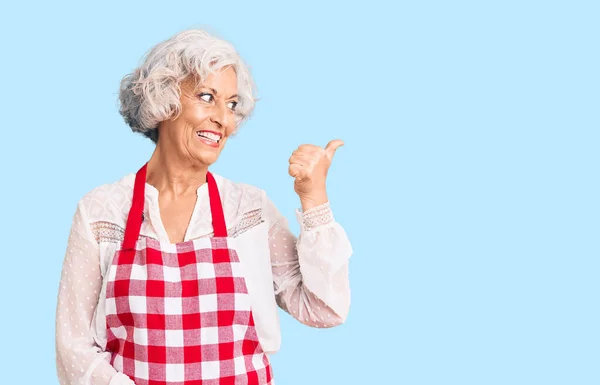 Ältere Grauhaarige Frau Mit Schürze Lächelt Mit Glücklichem Gesicht Und — Stockfoto