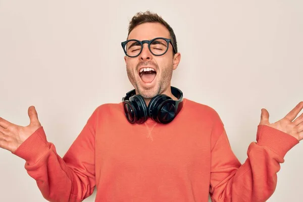 Jovem Homem Bonito Ouvindo Música Usando Fones Ouvido Sobre Fundo — Fotografia de Stock