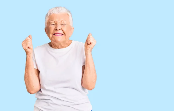 Senior Bella Donna Con Occhi Azzurri Capelli Grigi Indossa Casual — Foto Stock