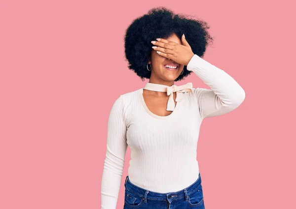 Młoda Afroamerykanka Luźnych Ubraniach Okularach Uśmiechnięta Śmiejąca Się Ręki Twarz — Zdjęcie stockowe