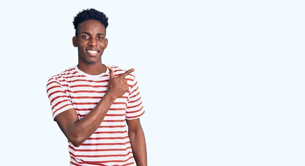 Joven Hombre Afroamericano Vistiendo Ropa Casual Alegre Con Una Sonrisa — Foto de Stock