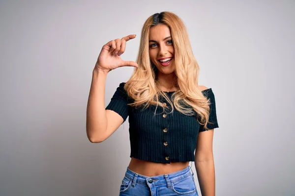 Ung Vacker Blond Kvinna Bär Casual Shirt Stående Över Isolerade — Stockfoto