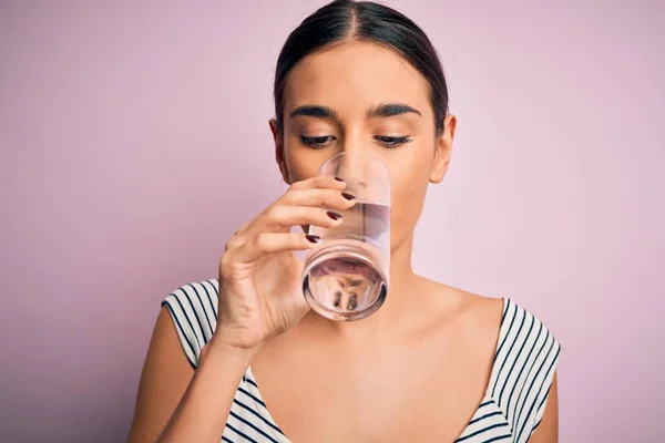 Joven Hermosa Morena Bebiendo Vaso Agua Saludable Para Refrescarse Pie —  Fotos de Stock