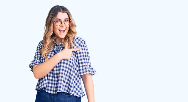 Mulher Branca Jovem Vestindo Roupas Casuais Alegre Com Sorriso Rosto — Fotografia de Stock