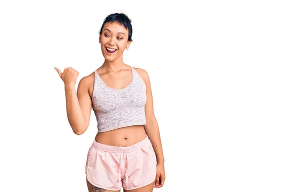 Ung Kvinna Klädd Sportkläder Leende Med Glad Ansikte Tittar Och — Stockfoto
