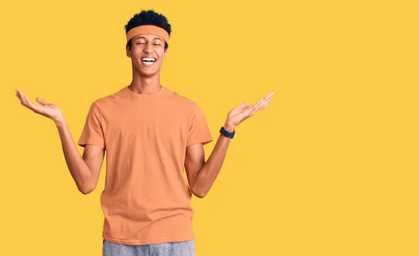 Ung Afrikansk Amerikansk Man Bär Sportkläder Firar Galen Och Galen — Stockfoto