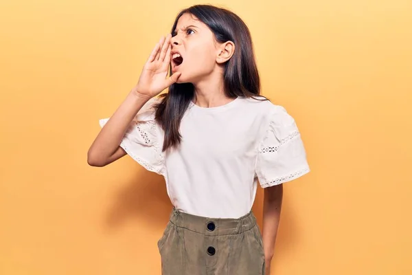 Mooi Meisje Draagt Casual Kleding Schreeuwend Schreeuwend Luid Naar Zij — Stockfoto