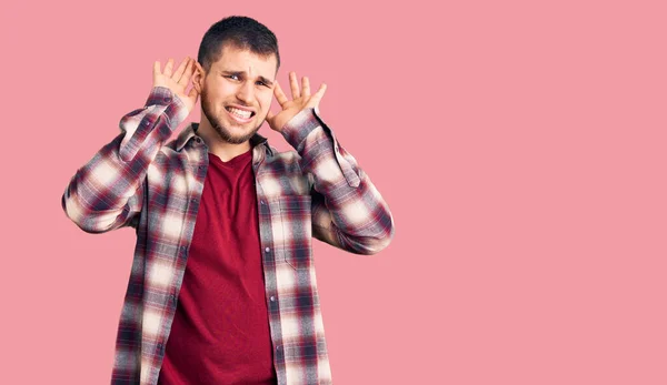 Homem Bonito Jovem Vestindo Camisa Casual Tentando Ouvir Ambas Mãos — Fotografia de Stock