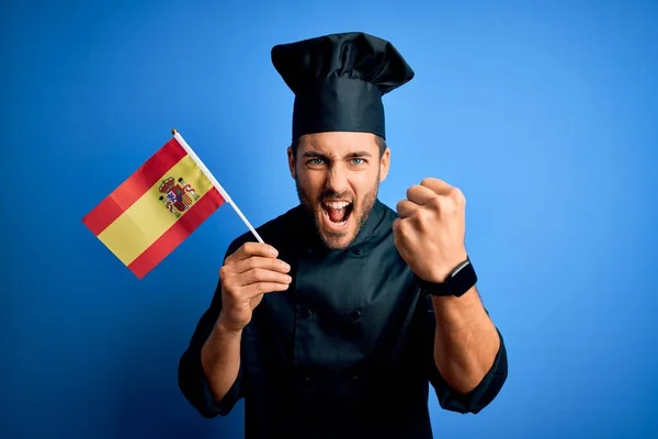 Joven Guapo Cocinero Con Barba Vistiendo Uniforme Sosteniendo Bandera Española — Foto de Stock