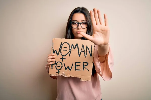 여성들의 권력을 여인이 자신감 넘치는 목소리로 손으로 표시를 하면서 위에서 — 스톡 사진