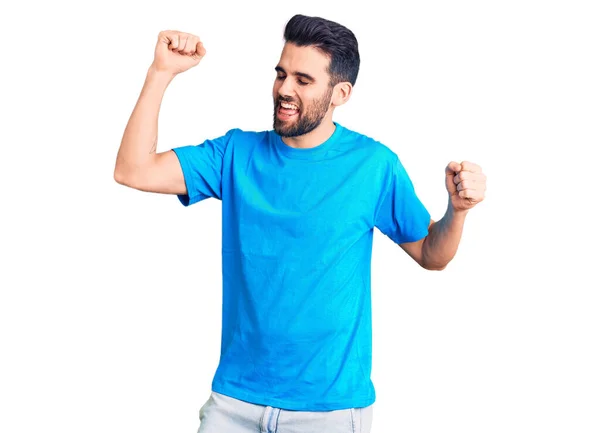 Junger Gutaussehender Mann Mit Bart Lässigem Shirt Tanzt Fröhlich Und — Stockfoto