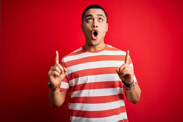 Junger Brasilianischer Mann Lässig Gestreiftem Shirt Der Vor Isoliertem Rotem — Stockfoto