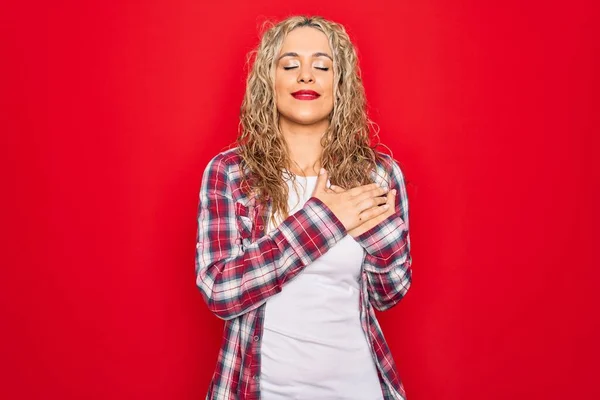 Joven Mujer Rubia Hermosa Con Camisa Casual Pie Sobre Fondo — Foto de Stock