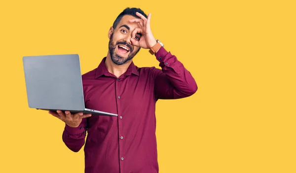 Giovane Uomo Ispanico Che Tiene Computer Portatile Sorridente Felice Facendo — Foto Stock