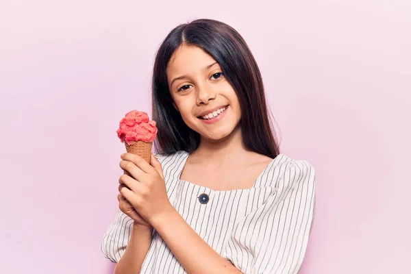 Hermosa Niña Sosteniendo Helado Con Aspecto Positivo Feliz Pie Sonriendo —  Fotos de Stock