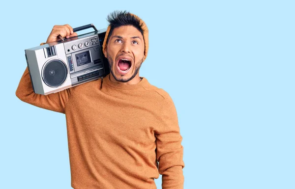 Bonito Jovem Latino Americano Segurando Boombox Ouvindo Música Irritada Louca — Fotografia de Stock